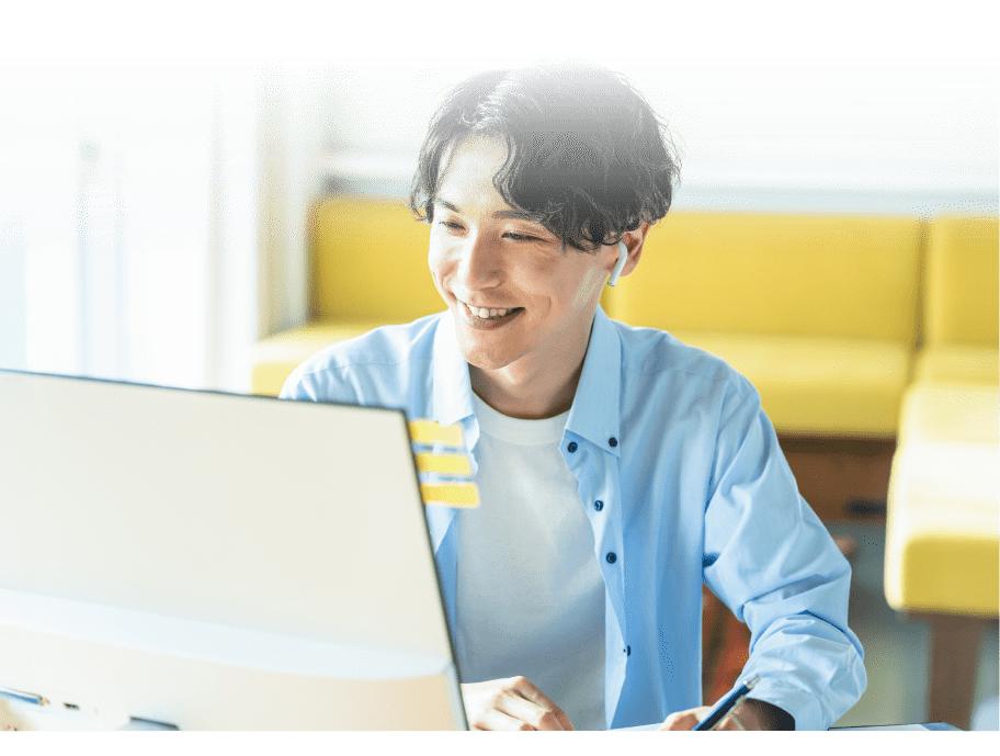 男性が笑顔でパソコンを操作している様子